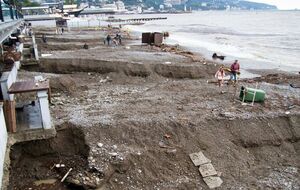 Пляж Ялты после наводнения