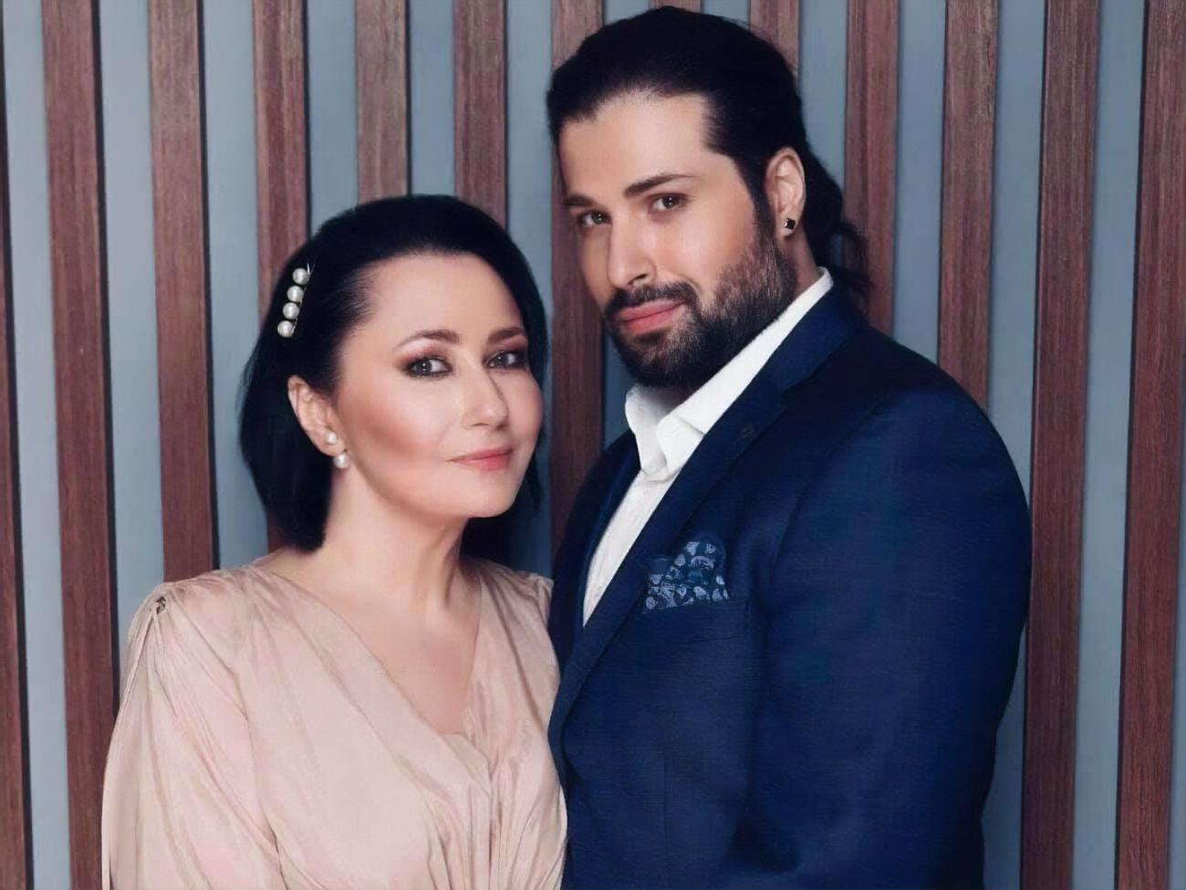 Олена Мозгова та David Axelrod познайомилися 2005 року й одружилися 10 років тому