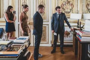 Французский телеканал сообщает, что Бибер сам предложил Макрону встретиться