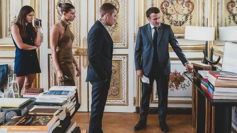 Французский телеканал сообщает, что Бибер сам предложил Макрону встретиться
