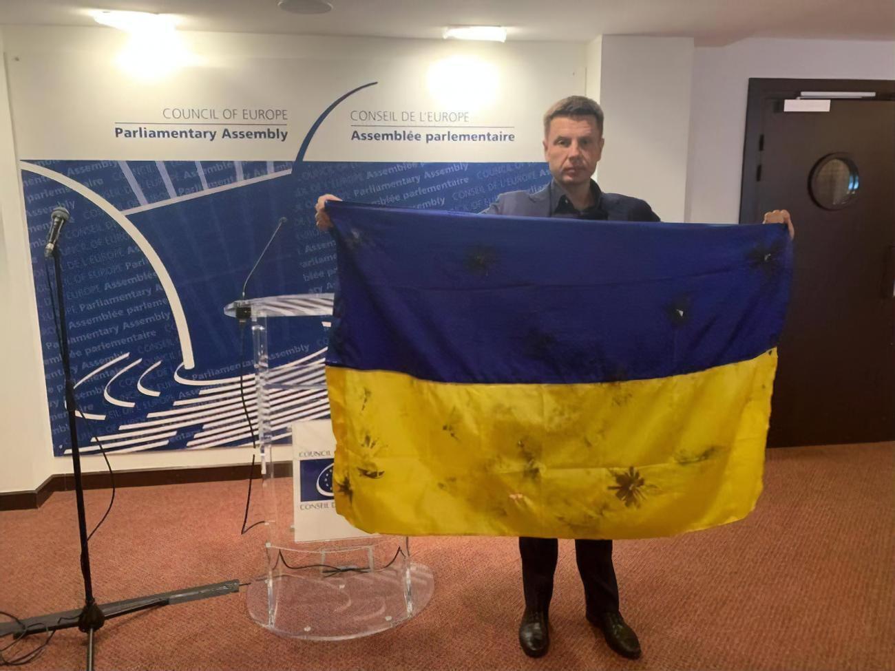 Санкции ПАСЕ по жалобе Толстого за оскорбление его и Путина остаются в действии, отметил Гончаренко (на фото)