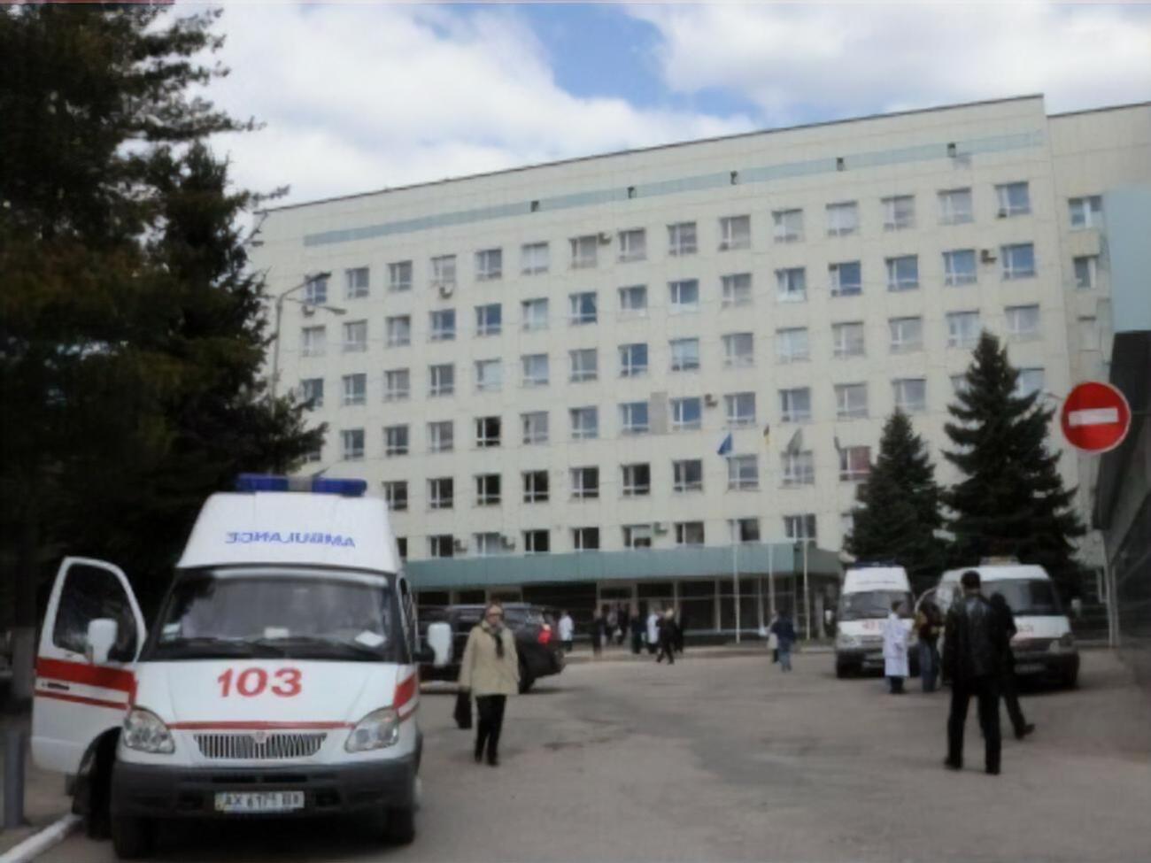 Отравившиеся после посещения ресторанов люди пока остаются в больницах