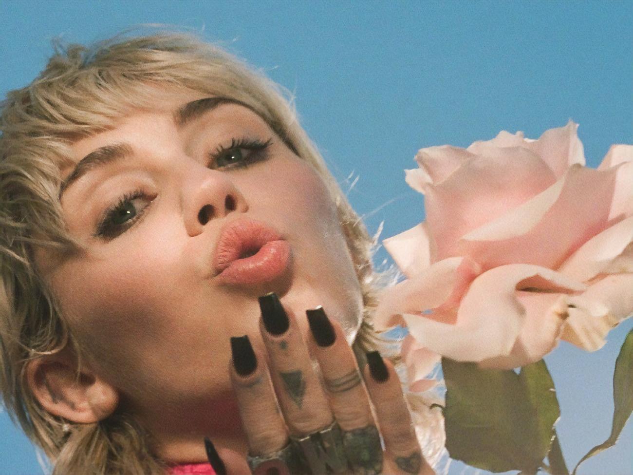 Сайрус заявила, що вважає за честь бути в компанії людей, причетних до запису пісні