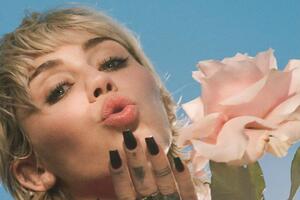 Сайрус заявила, що вважає за честь бути в компанії людей, причетних до запису пісні