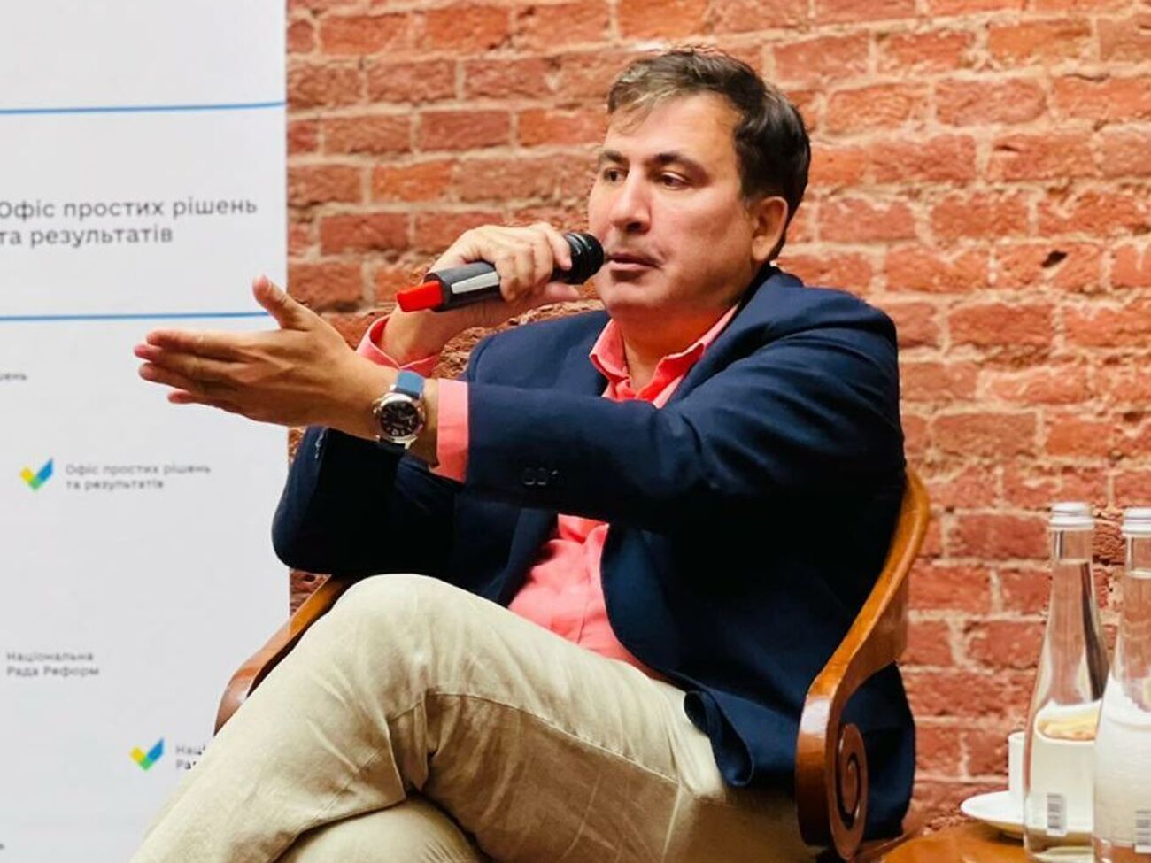 Ткаченко знахабнів до того, що "оштрафував" резиденцію посла Кореї за те, що Мінкульту вчасно не занесли. Це міг бути міжнародний скандал