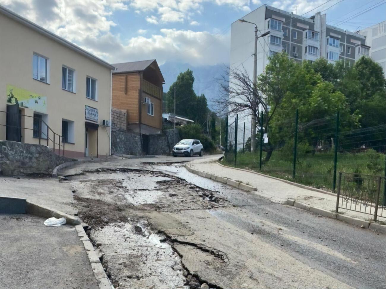 В Ялте спасатели освобождают проезжую часть