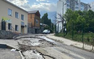 В Ялте спасатели освобождают проезжую часть