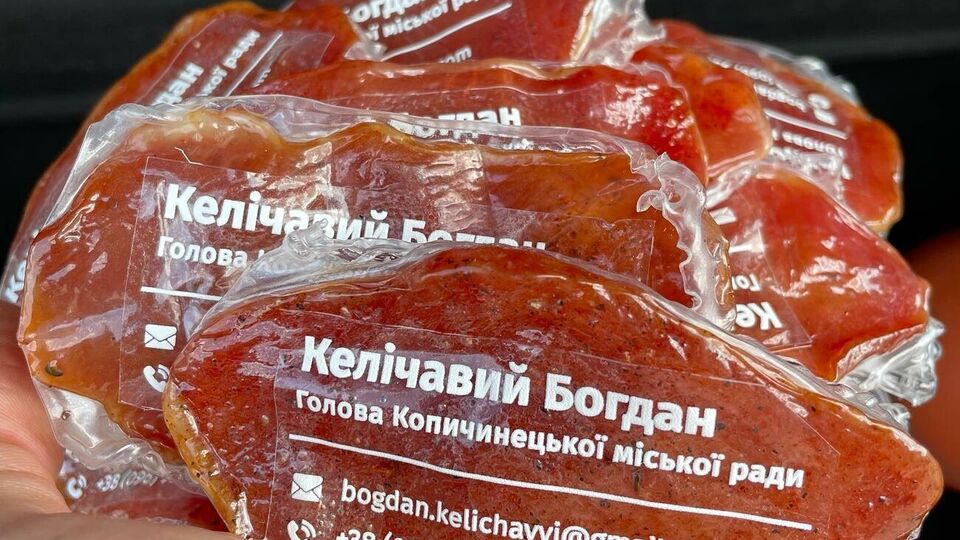 Келичавый опубликовал фото визиток