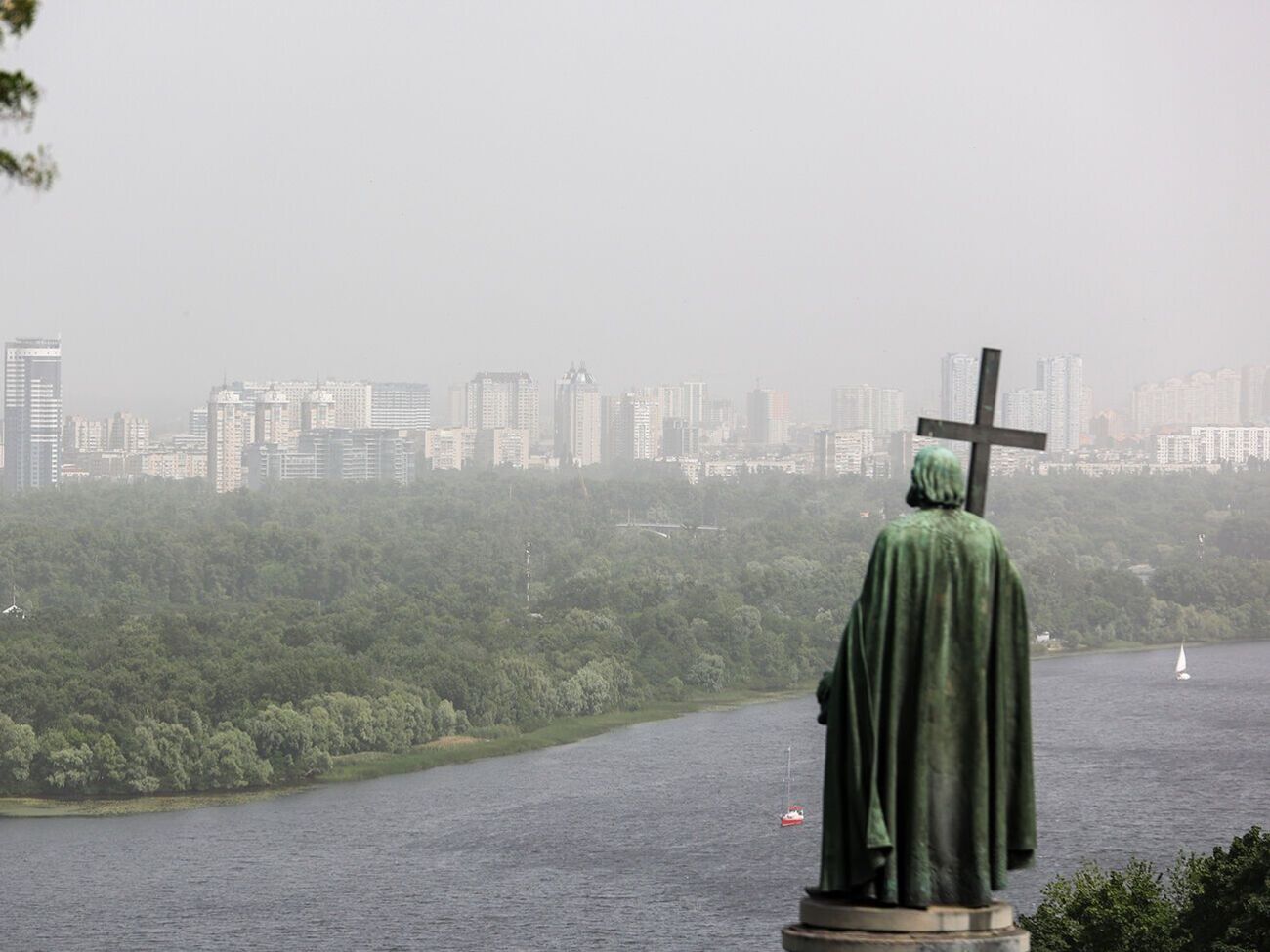 Часть Украины, в том числе Киев, накрыло пылевой бурей