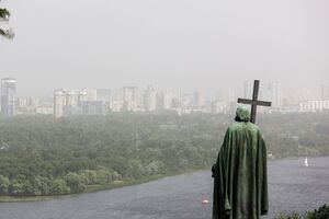 Частину України, зокрема Київ, накрило пиловою бурею