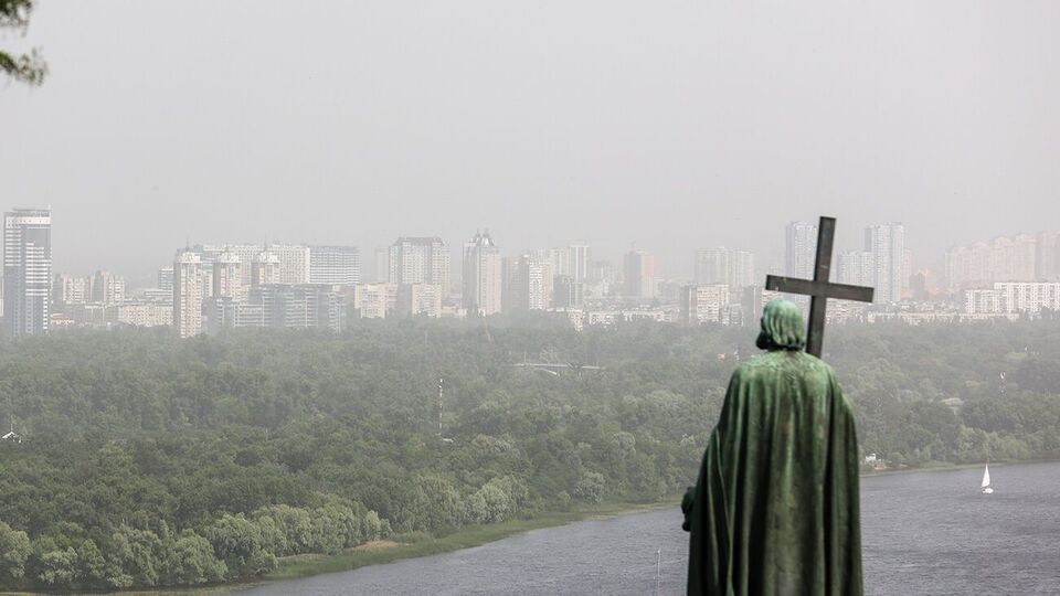 Частину України, зокрема Київ, накрило пиловою бурею
