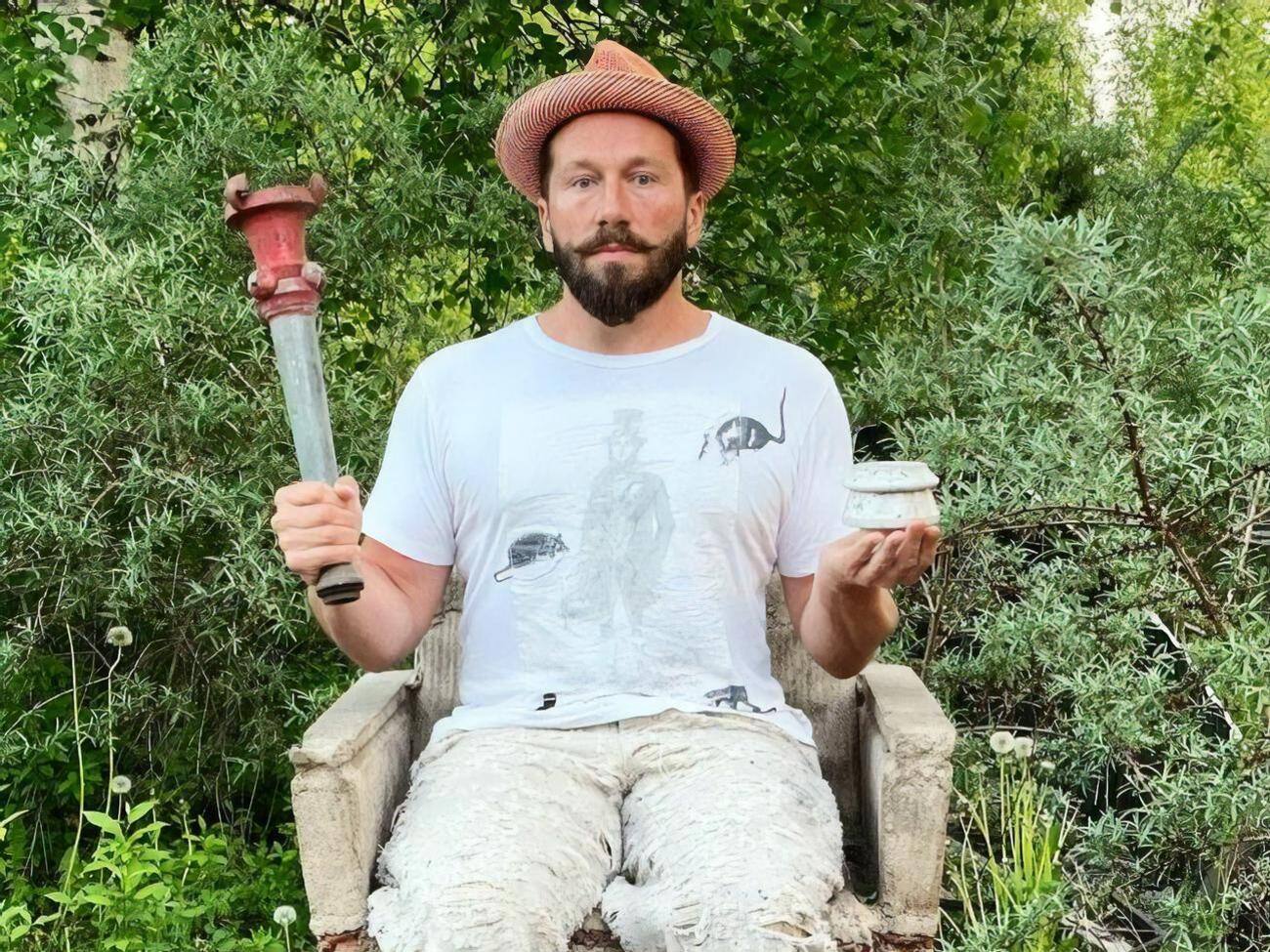 Чичваркін указав, що разом із дружиною перебуває в Києві