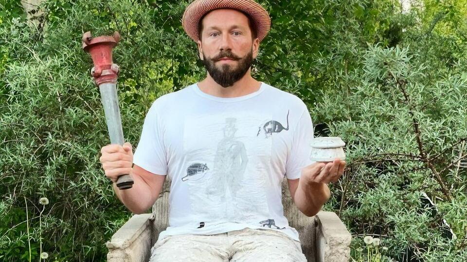 Чичваркін указав, що разом із дружиною перебуває в Києві