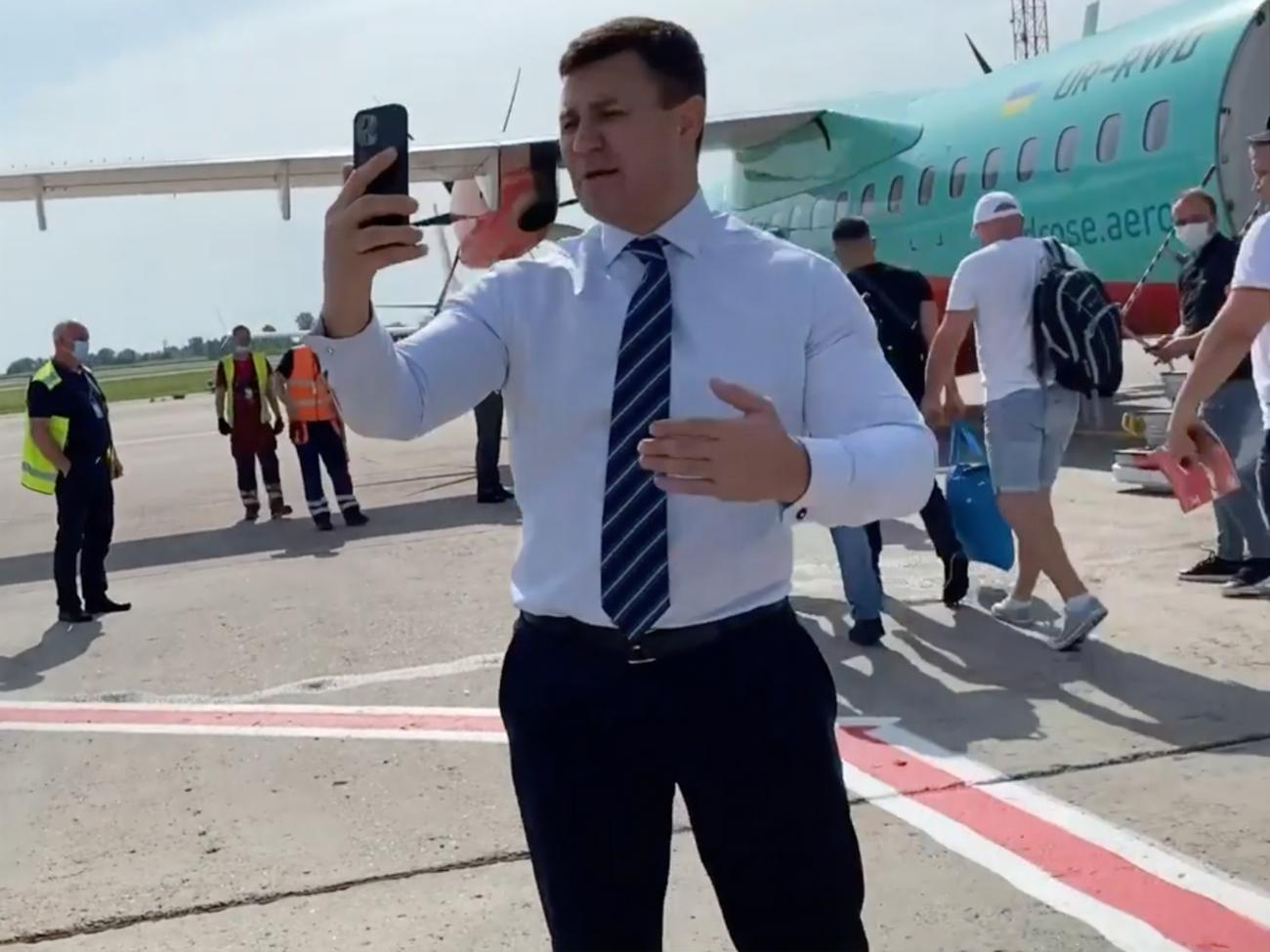 Пасажири змушені були чекати, поки нардеп зніме відео для соцмереж
