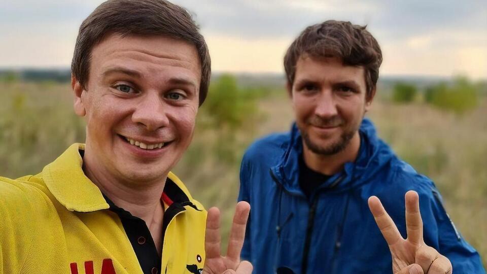 До знімальної групи передачі входить лише дві людини – Комаров і Дмитрієв