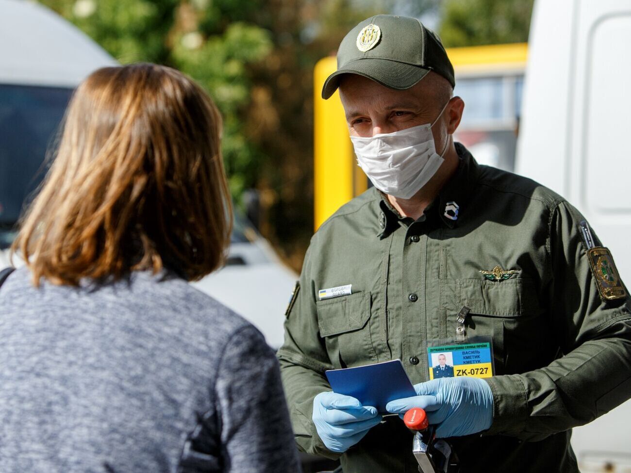 В первые несколько часов работы пограничники оформили более 250 человек
