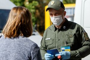 Упродовж перших кількох годин роботи прикордонники оформили понад 250 осіб