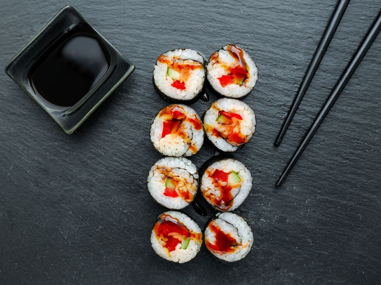 Імовірною причиною масового отруєння були неякісні суші, вважають медики