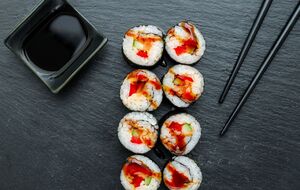 Вероятной причиной массового отравления были некачественные суши, считают медики