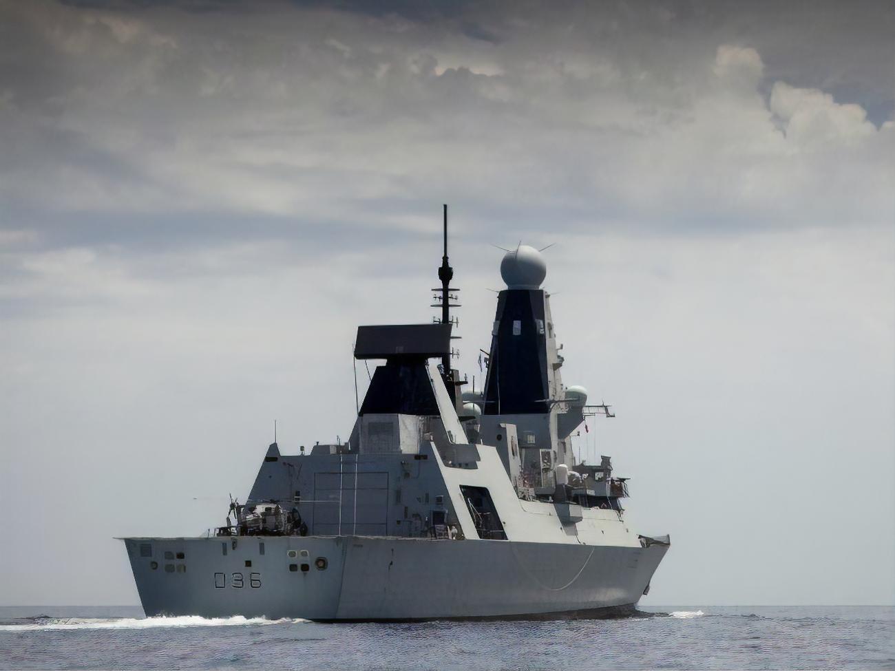 В России заявили о "предупредительной стрельбе" по курсу эсминца, британские моряки ее не заметили