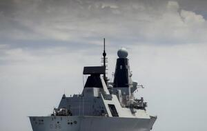 В России заявили о "предупредительной стрельбе" по курсу эсминца, британские моряки ее не заметили