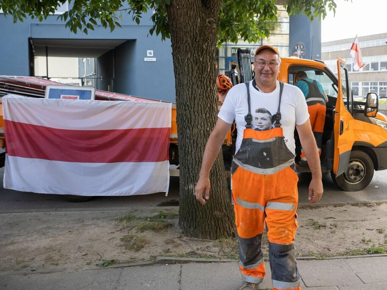 Литовские коммунальщики приехали к белорусскому посольству с бело-красно-белым флагом