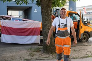 Литовские коммунальщики приехали к белорусскому посольству с бело-красно-белым флагом