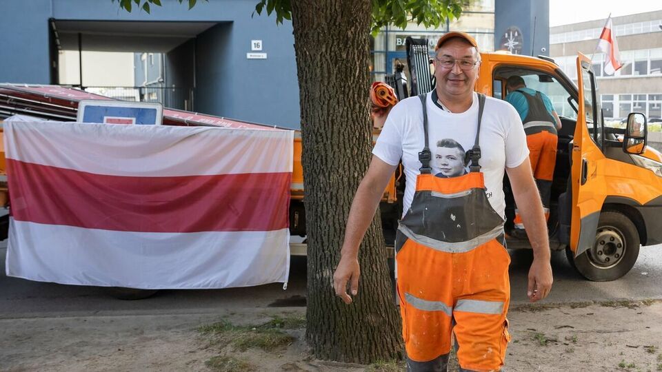 Литовские коммунальщики приехали к белорусскому посольству с бело-красно-белым флагом