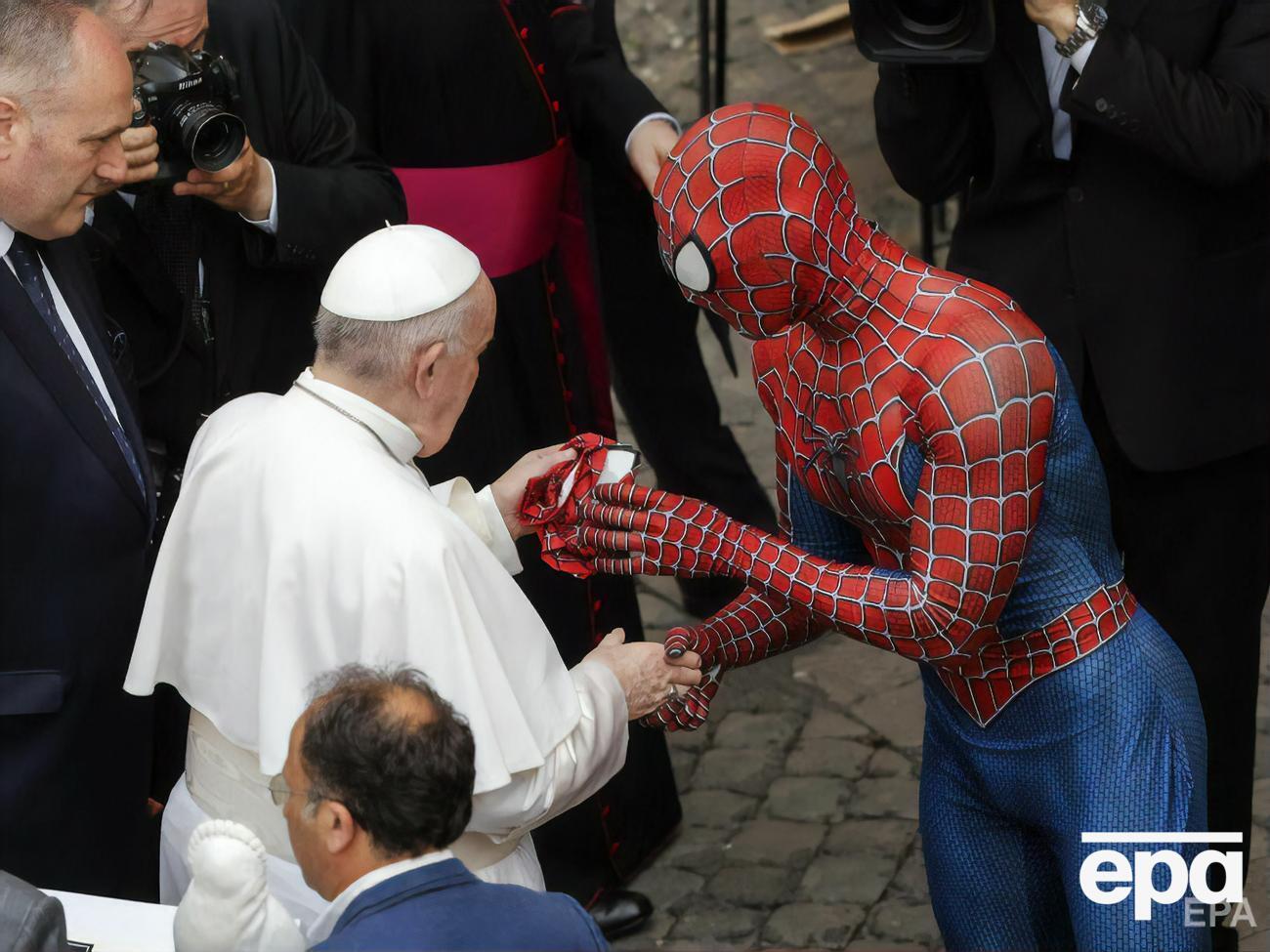 Человек-паук подарил понтифику маску своего персонажа