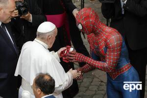 Человек-паук подарил понтифику маску своего персонажа