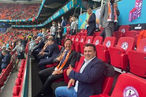 Заев (на переднем плане) в посте о матче Евро 2020 против сборной Нидерландов назвал Северную Македонию "Македонией"