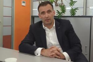 Мауро Лонгобардо: Цены на руду за эту неделю упали, и у меня есть вопрос: если они упадут еще, правительство тогда попросит от нас что-то еще, чтобы получить больше прибыли для страны?