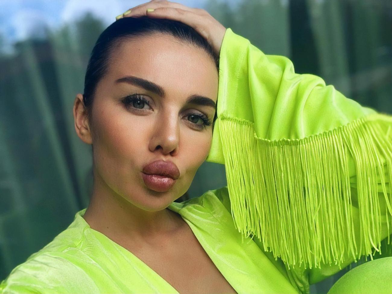 Седокова показала лицо крупным планом
