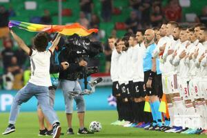 Уболівальник у футболці німецької збірної пробігся із прапором ЛГБТ у руках перед гравцями збірної Угорщини, коли ті співали гімн країни