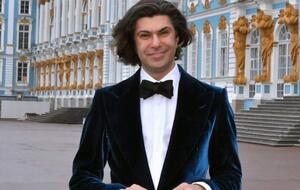 Своих балетных выпускников Цискаридзе напутствовал эпиграфом из романа "Два капитана": "Бороться и искать, найти и не сдаваться!"