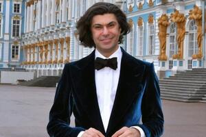 Своих балетных выпускников Цискаридзе напутствовал эпиграфом из романа "Два капитана": "Бороться и искать, найти и не сдаваться!"