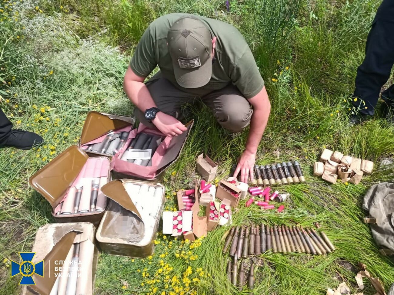 Боевики закопали оружие и боеприпасы возле железнодорожной станции в городе Счастье