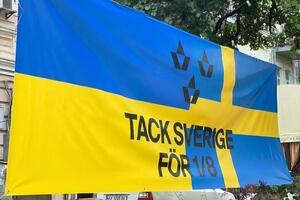 Баннер разместили так, чтобы его было видно из окон посольства