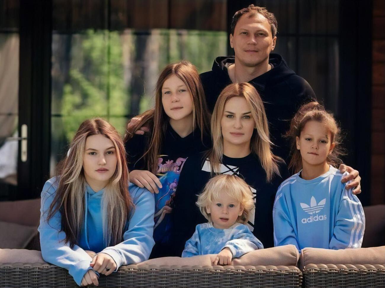 Андрей и Юлия Пятовы поженились 16 лет назад, пара воспитывает четверых детей: трех девочек&nbsp;&ndash; Дашу, Милану и Майю,&nbsp;&ndash; и сына Льва