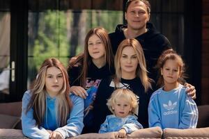 Андрей и Юлия Пятовы поженились 16 лет назад, пара воспитывает четверых детей: трех девочек – Дашу, Милану и Майю, – и сына Льва