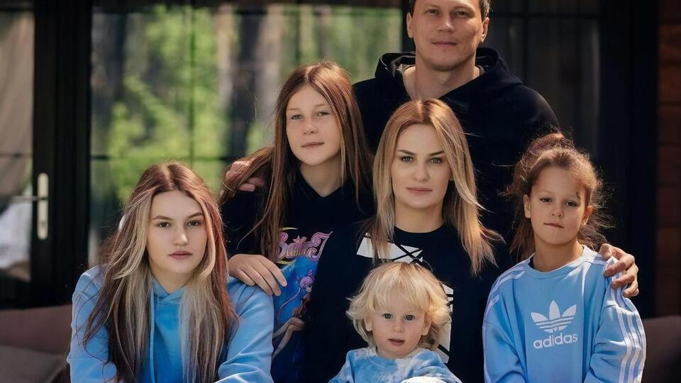 Андрій і Юлія Пятова одружилися 16 років тому, пара виховує чотирьох дітей: трьох дівчаток – Дашу, Мілану і Маю, – і сина Льва