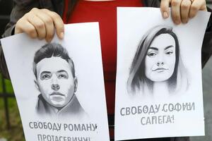 За словами адвоката Сапеги, дівчину бачили в ресторані з батьками і "людиною, схожою на Протасевича"