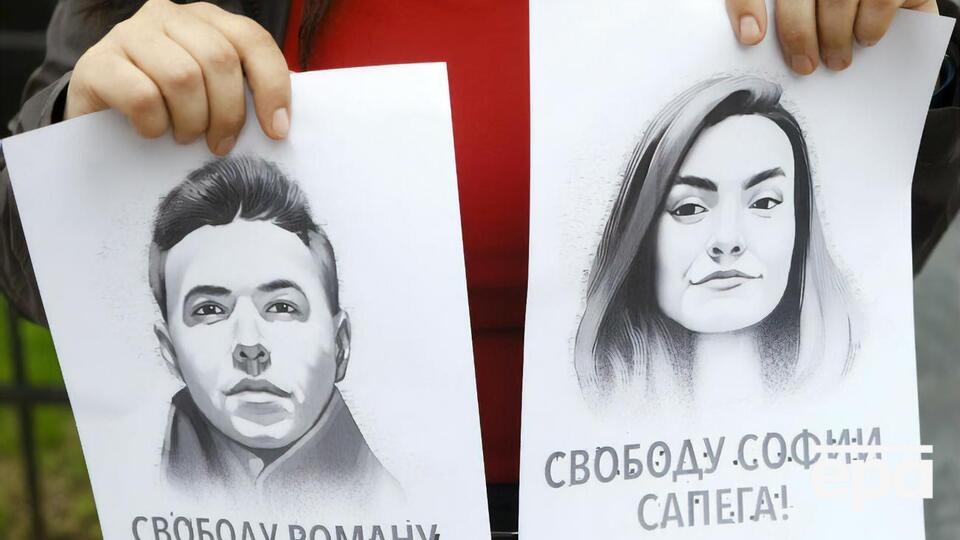 По словам адвоката Сапеги, девушку видели в ресторане с родителями и "человеком, похожим на Протасевича"