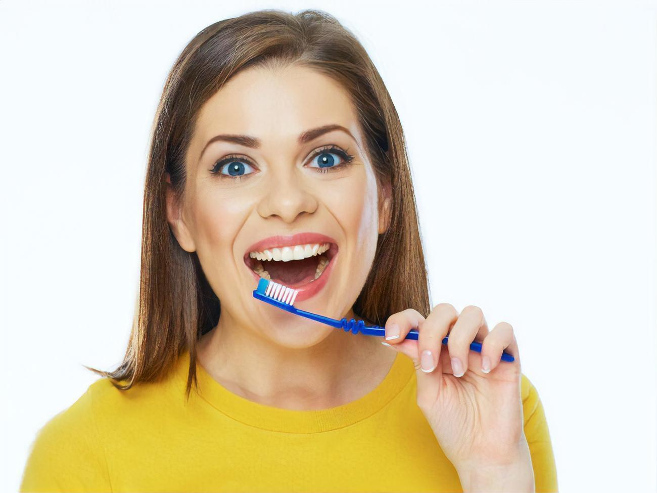 Зубная щетка в своем современном виде начала выпускаться только в 1938 году