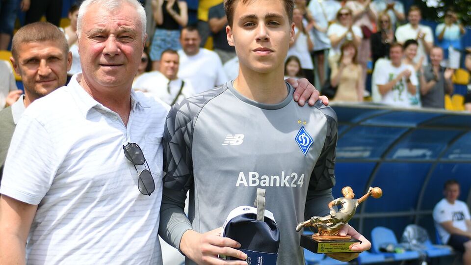 Суркис защищает ворота "Динамо" U15