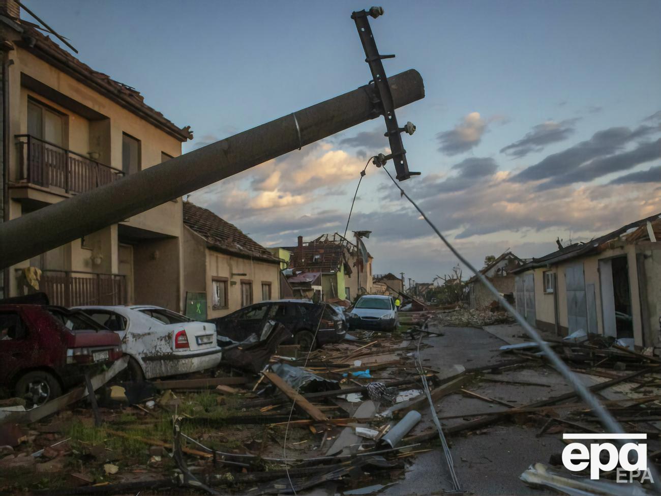 У Чехії пронісся руйнівний торнадо, є загиблі. Фоторепортаж