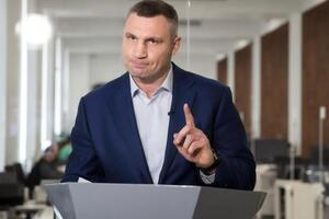 Кличко – Маруничу: Подивимось, скільки ти зможеш протриматись. Музикой краще продовжуй займатись