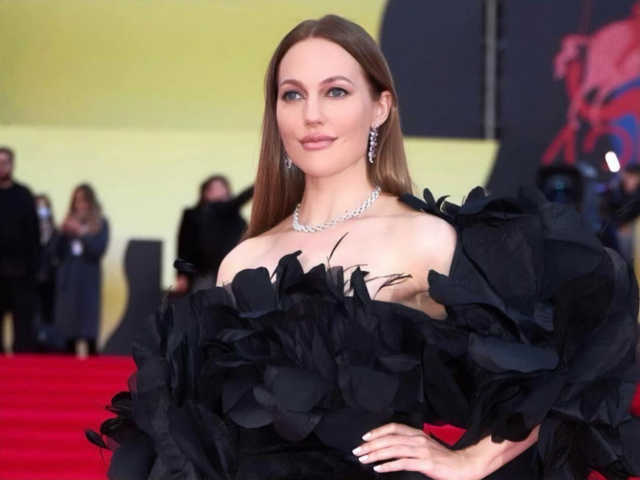 Новая фотосессия&nbsp;Мерьем Узерли выполнена в стиле сериала "Великолепный век", принесшего ей&nbsp;широкую популярность