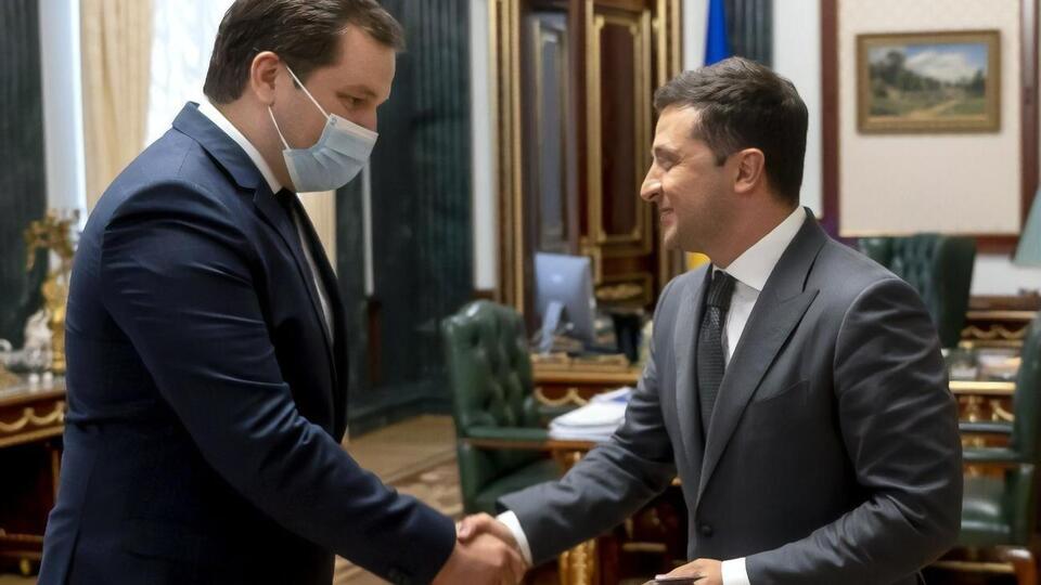 Зеленский сегодня вручил Живицкому служебное удостоверение