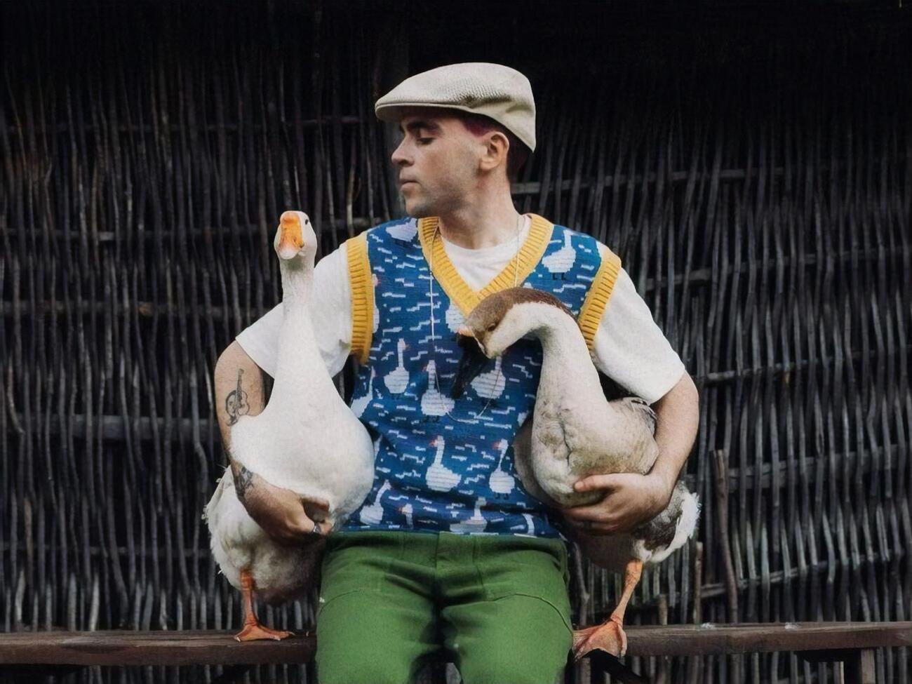 Wellboy знявся у кліпі із двома гусьми